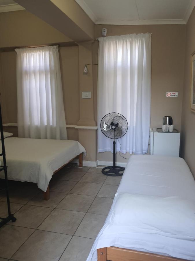 Oasis Shanti Backpackers Oudtshoorn Buitenkant foto