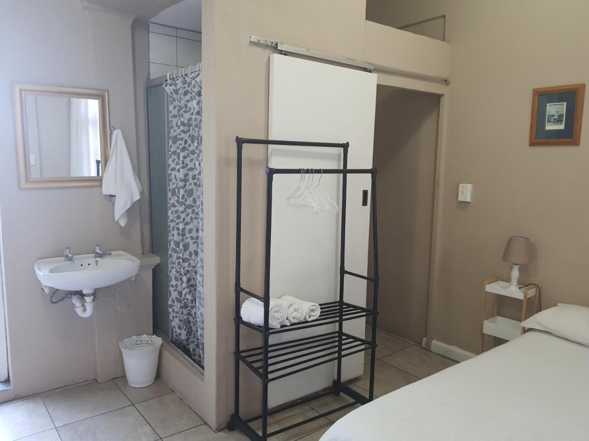Oasis Shanti Backpackers Oudtshoorn Buitenkant foto