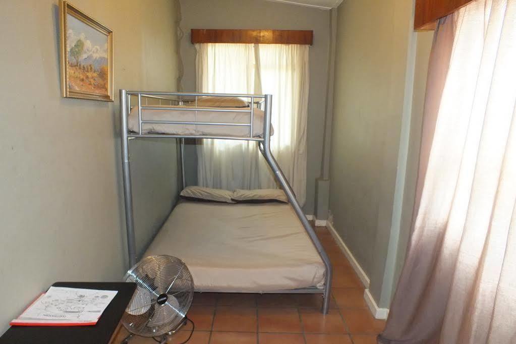 Oasis Shanti Backpackers Oudtshoorn Buitenkant foto