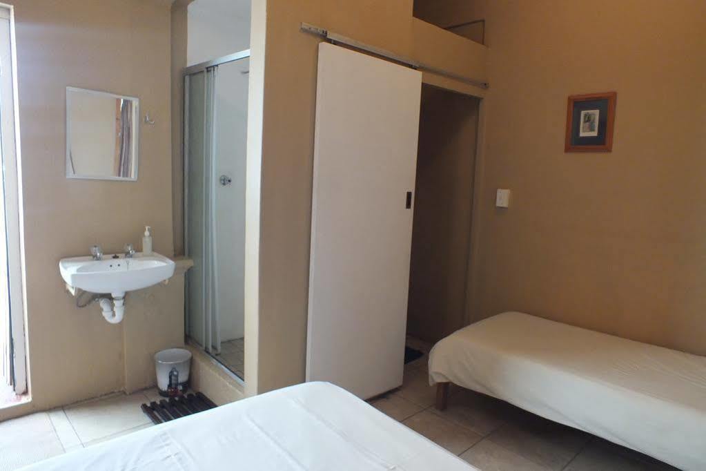 Oasis Shanti Backpackers Oudtshoorn Buitenkant foto