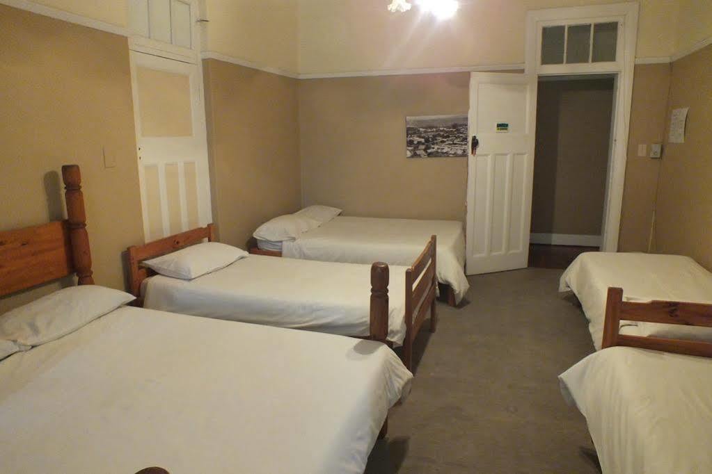 Oasis Shanti Backpackers Oudtshoorn Buitenkant foto