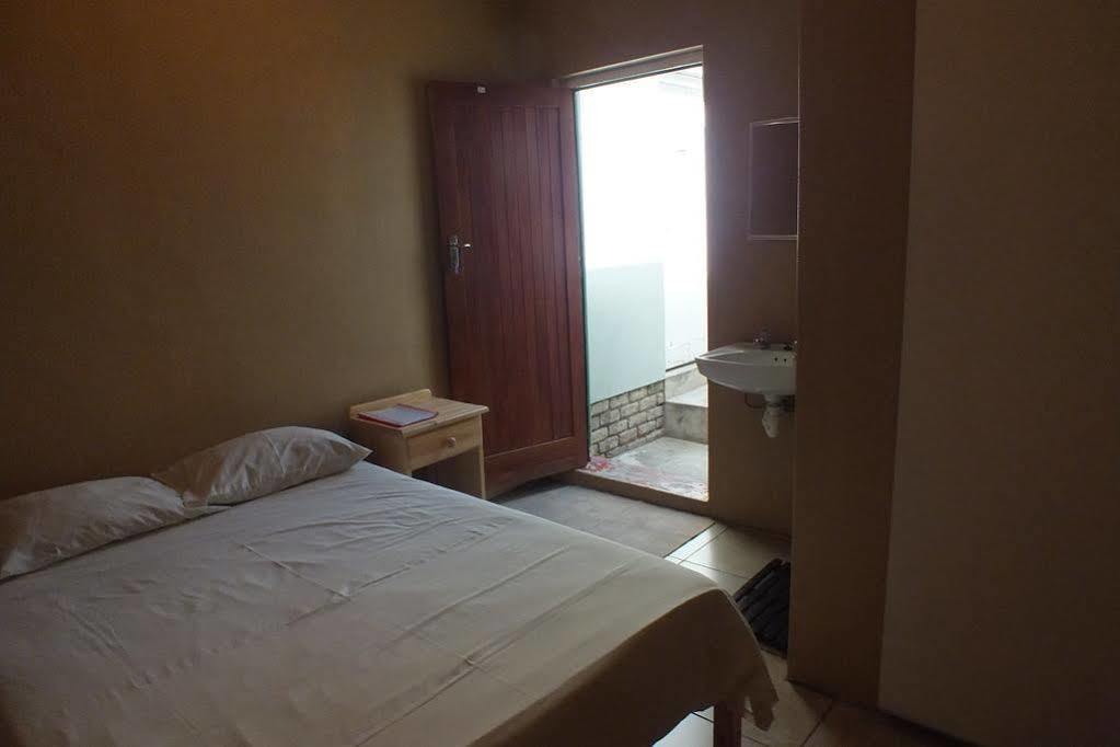 Oasis Shanti Backpackers Oudtshoorn Buitenkant foto